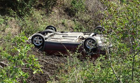 Автомобил падна в дере във Варненско, загина жена - 1