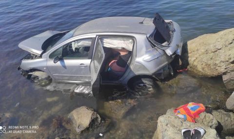 Кола падна в морето край Лозенец СНИМКИ - 1