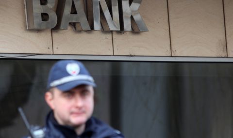 Мъж ограби банка в Дупница, отмъкна чувал с пари - 1