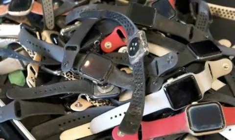 Водолаз извади стотици изгубени смарт часовници Apple - 1