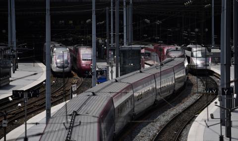 Свръхскоростен влак блъсна човек във Франция - 1