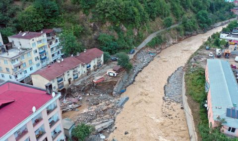Най-малко 57 са загиналите от наводненията и свлачищата в Турция - 1