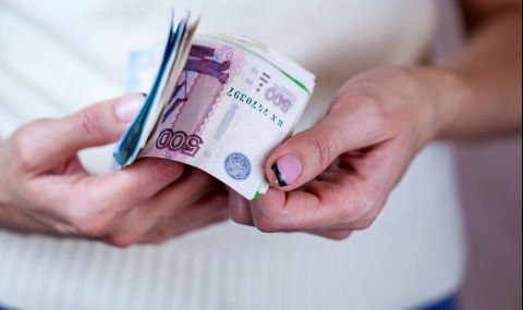 Русия примамва с пари руски държавни служители в окупираните територии - 1