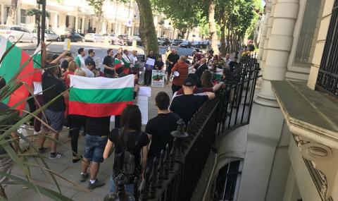 Само във ФАКТИ: Българи протестираха в Лондон срещу Борисов (ВИДЕО) - 1