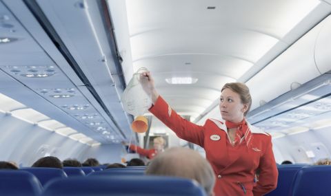 Стюардеса изроди бебе в тоалетната на самолет по време на полет - 1