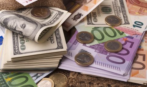 Доларът умерено отстъпва пред еврото и паунда - 1