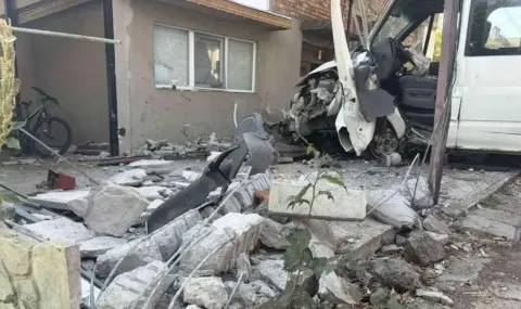 Driver dies after crashing into electric pole and fence of house in Burgas - 1
