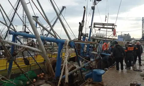 Рибарски кораб с 1 тон гориво на борда се удари в скала край Балчик - 1