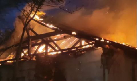 Гори бивш тютюнев склад в Хасково, пламъци и на покрива на изоставена къща  - 1