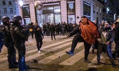 Полицията арестува 42-ама души след хаоса по улиците на Париж - 1
