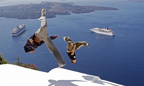 Гърция реже туристите на Санторини - 1