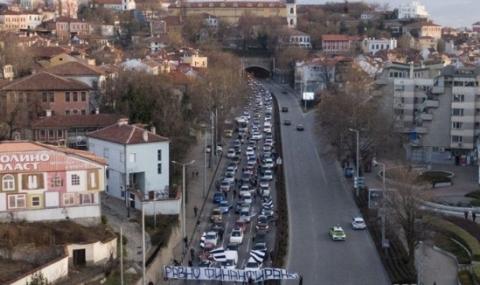Феновете на Локомотив блокираха Пловдив с автошествие - 1