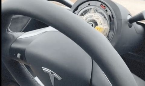 Воланът на чисто нова Tesla се откачи по време на шофиране (ВИДЕО) - 1
