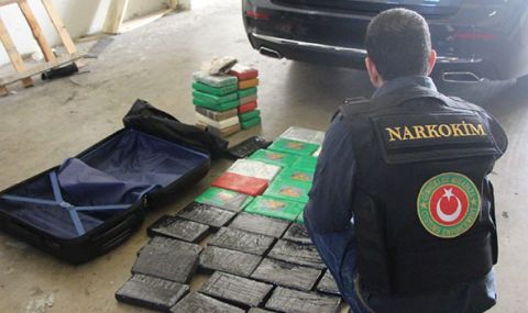 Удар на "Капъкуле": Хванаха 55 кг кокаин в кола, принадлежаща на софийско посолство - 1