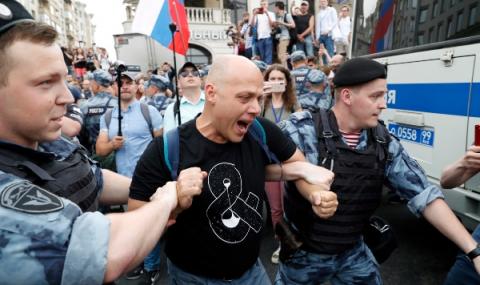Десетки арестувани след протест в Русия - 1