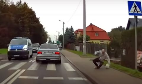Шофьор на BMW едва не удари пешеходец, който обаче получи незабавно възмездие (ВИДЕО) - 1