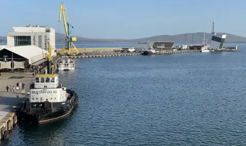 180-метров кораб заседна на пристанището в Бургас - 1