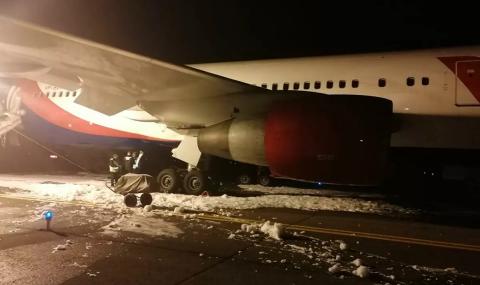 Десетки ранени при аварийно кацане на самолет в Русия - 1
