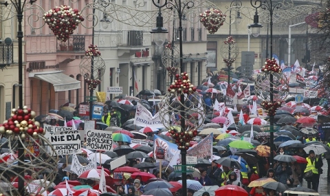 Десетки хиляди поляци маршируваха срещу образователната реформа - 1