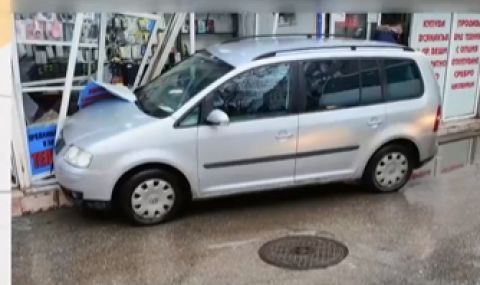 Инцидент във Варна: Кола се вряза в магазин на оживен пазар  - 1