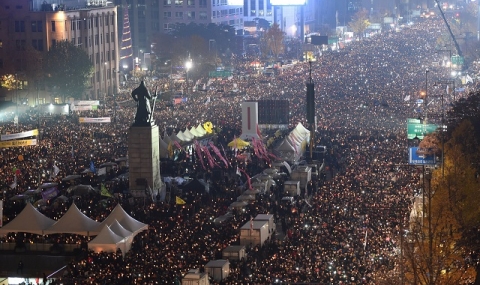 Половин милион протестираха срещу президента на Южна Корея (снимки) - 1