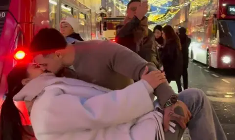 Карлос Насар и любимата му се целуват страстно на улицата (ВИДЕО) - 1