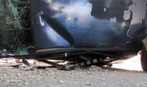 Челен удар между два автомобила в Търновско, има пострадали  - 1