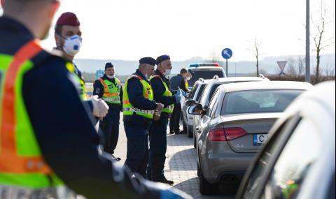 Словенската полиция залови нелегални мигранти в български бус - 1