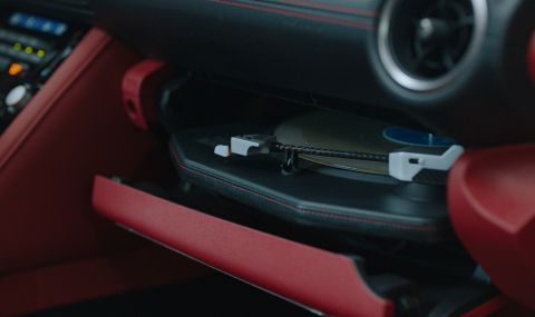 Lexus вгради грамофон в жабката на IS - 1