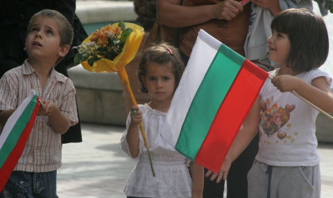 Варна посрещна Деня на независимостта с издигане на националния флаг - 1