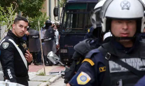 Автобус в Солун се запали в движение - 1