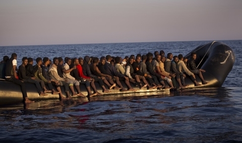 Хиляди имигранти спасени в Средиземно море - 1