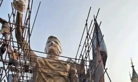 Leo Messi unveils world's largest statue of himself  - 1
