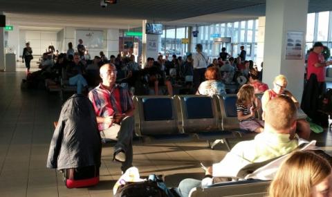 Пътници чакат 15 часа самолет на Летище София - 1