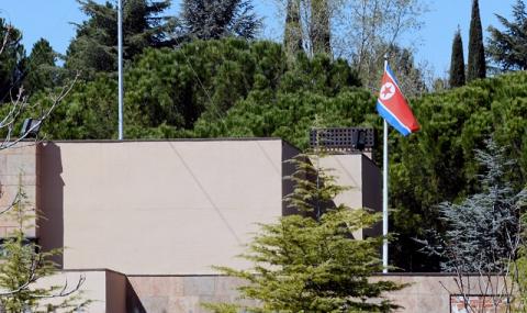 Морски пехотинец ударил севернокорейското посолство в Мадрид - 1