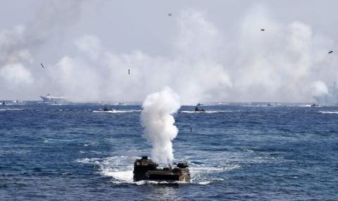 КНДР изстреля стотици артилерийски снаряди към морето - 1