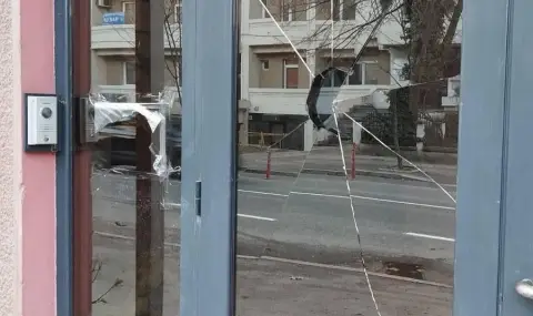 Вандалска атака над българското посолство в Скопие. МВнР с остра реакция - 1