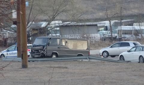 Катафалка катастрофира в Благоевград, на водача ѝ му прилошало - 1