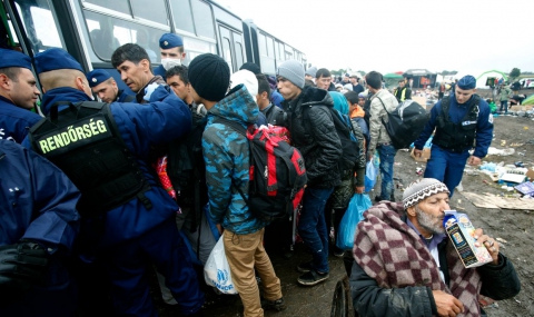 В Унгария: С бежанците се отнасят „като с животни“ - 1