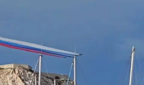 Издънка: Френски изтребители представиха руското знаме в небето над Марсилия ВИДЕО