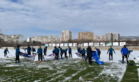 Футболисти и треньори в Черно море ринаха сняг (ВИДЕО) - 1