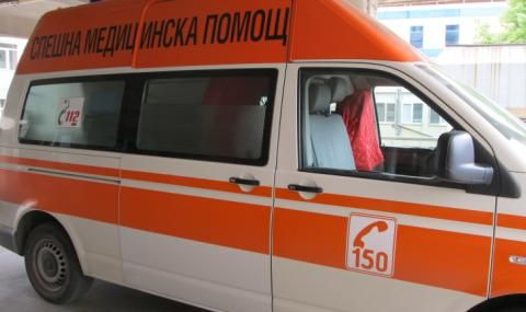 Камион се преобърна в канавка в Хасковско, мъж е с опасност за живота - 1