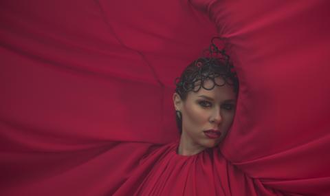 Маги Джанаварова посреща лятото с баладата „Сама“ - 1