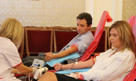 Похвално! Депутати дариха кръв в парламента - 1