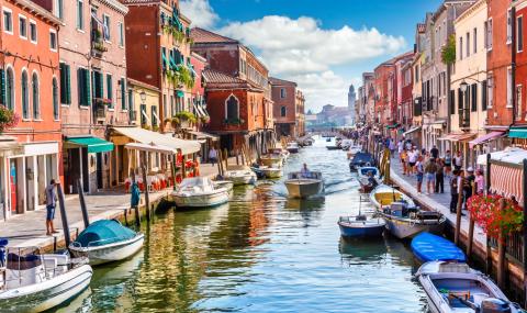 Във Венеция глобиха туристи, влезли голи във водата - 1