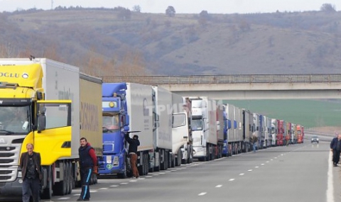 Километрична опашка от камиони на Дунав мост-2 - 1