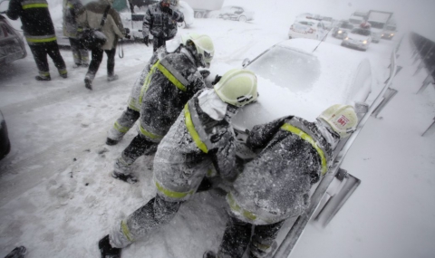 Снежен ад блокира десетки българи в Унгария - 1
