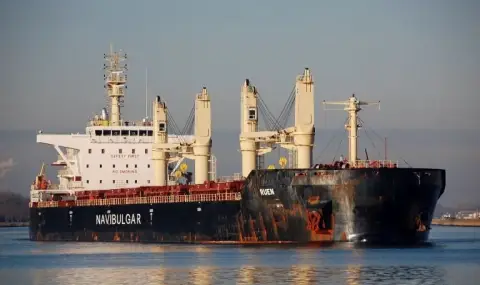 Индийският боен флот следи похитения от пирати български кораб "Руен"
