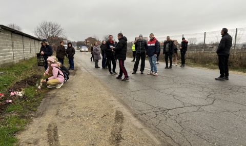 Протестиращи затвориха пътя между казанлъшките села Бузовград и Розово - 1
