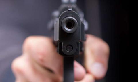 Бесен баща заплаши гаджето на дъщеря си с пистолет - 1